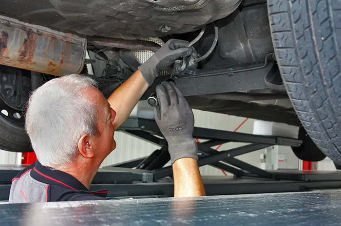 Sachverständiger bei Fahrzeugprüfung